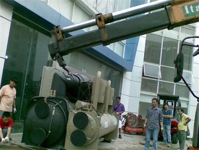 林州市随车吊和汽车吊的核心区别是什么？哪种更省钱？